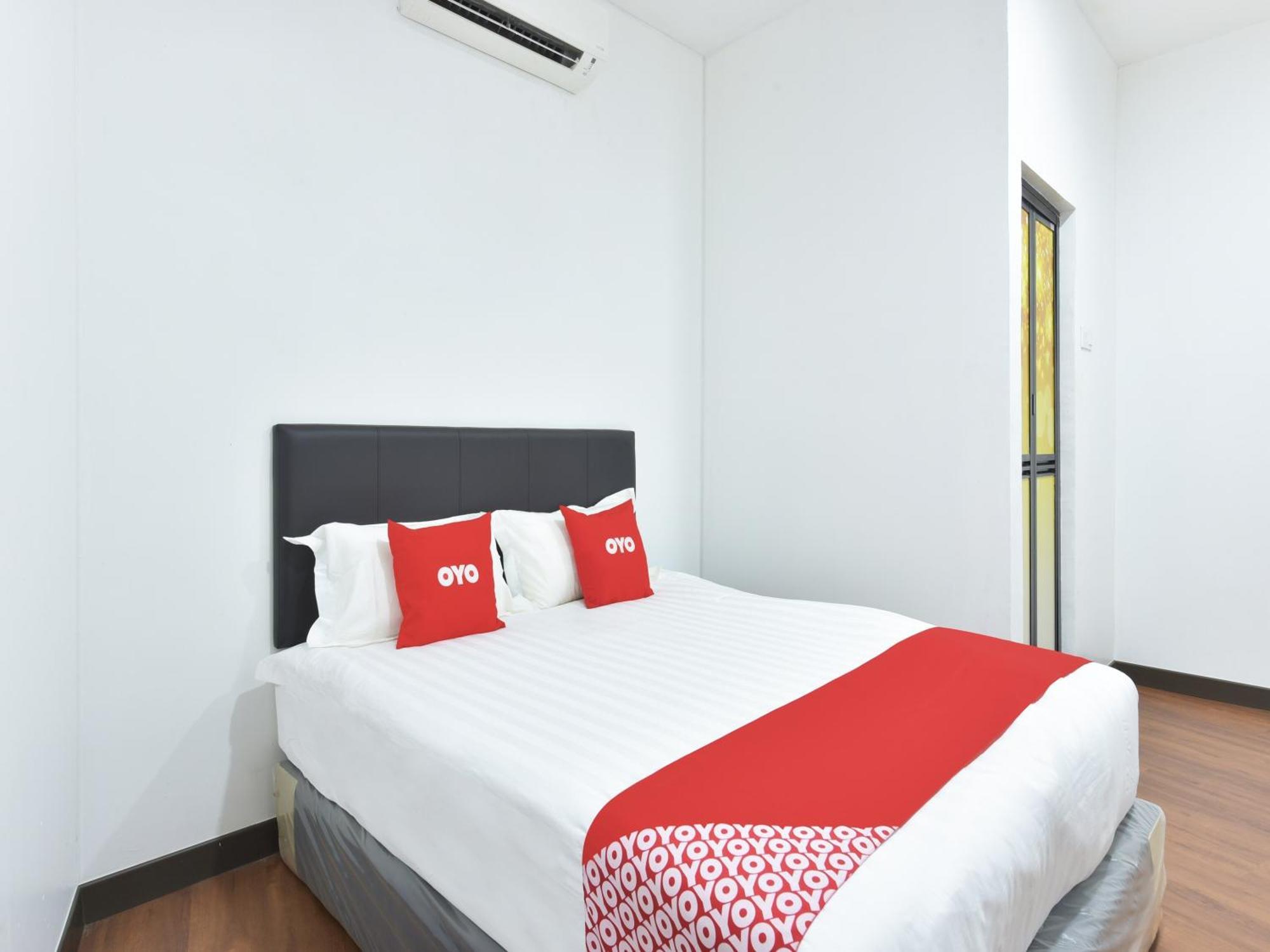 Oyo 90869 Hotel Madeena Inn Sepang Exterior foto